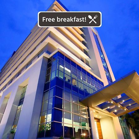 Hotel Santika Makassar Exterior foto