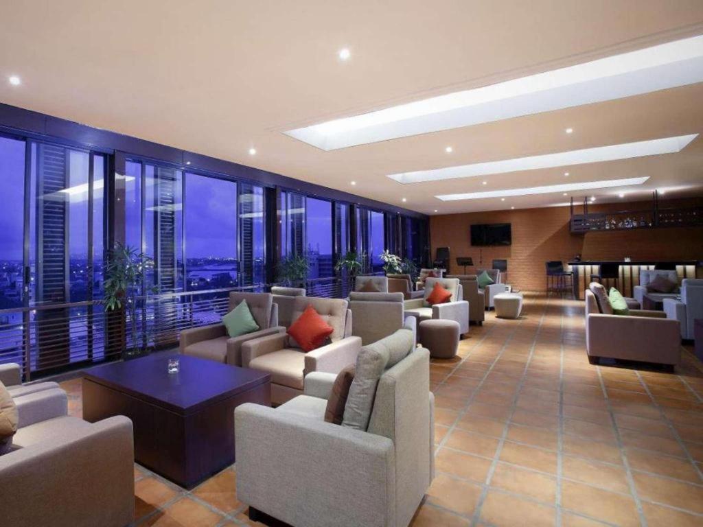 Hotel Santika Makassar Exterior foto