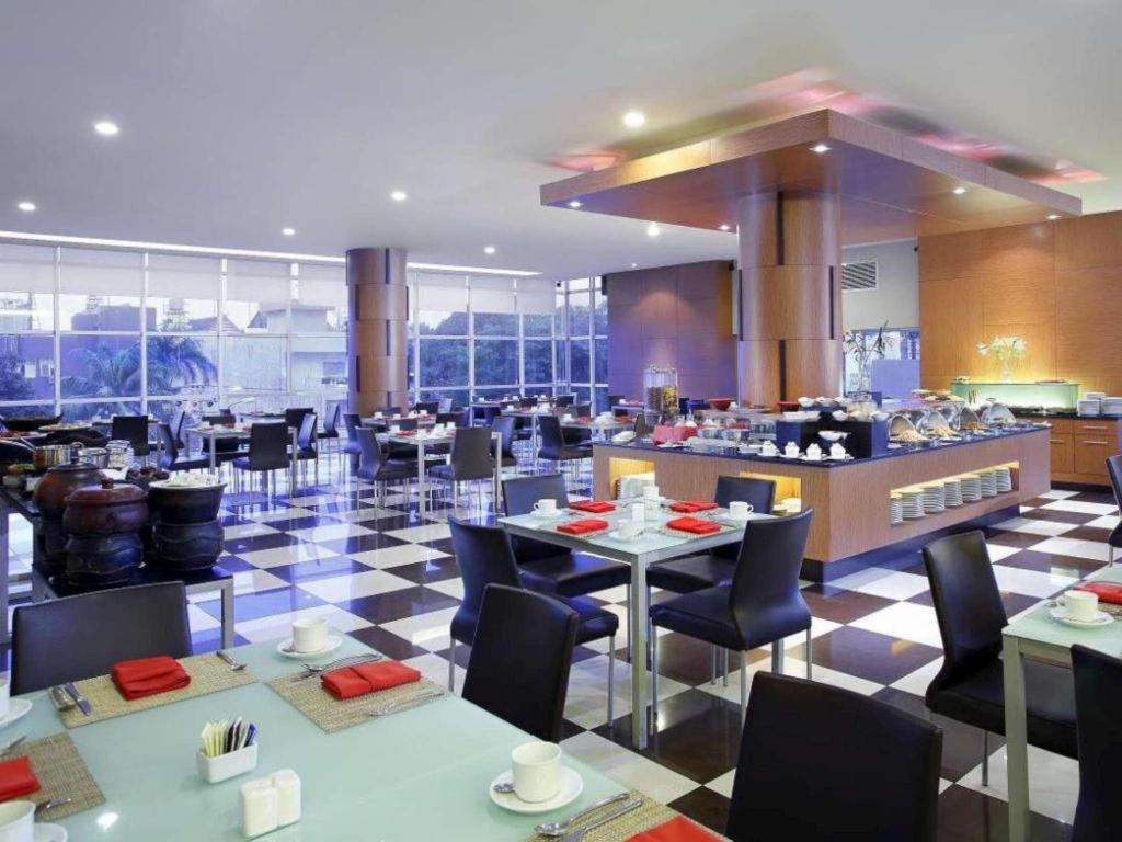 Hotel Santika Makassar Exterior foto